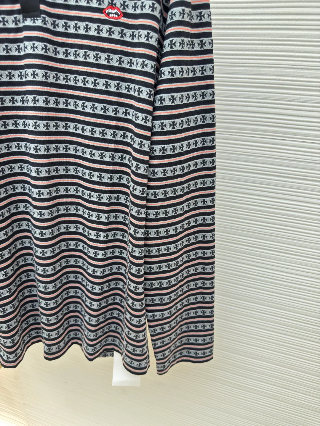 Chrome Hearts cross-striped POLO long sleeves ●Authentic product: Purchased and developed for 7900 ●Item number: 1680151-A55 ●Fabric: pure cotton fabric ●Technology: embroidery production ●Type: loose version ●Weight: about 305 grams ●Size: S-M-L ●Description: The yarn-dyed fabric has a minimum order of 1,000 meters. The cost is expensive. The embroidery uses imported Tajima embroidery machines, and the collar leather tag uses imported lambskin. The hardware is made of real antique silver which is extremely expensive. The overall wiring is straight and delicate, the fabric is comfortable and soft, and the color is consistent without color difference. It can be matched with the same style to create a fashionable look and control various occasions. Customized accessories, complete with three standards, same style for men and women!